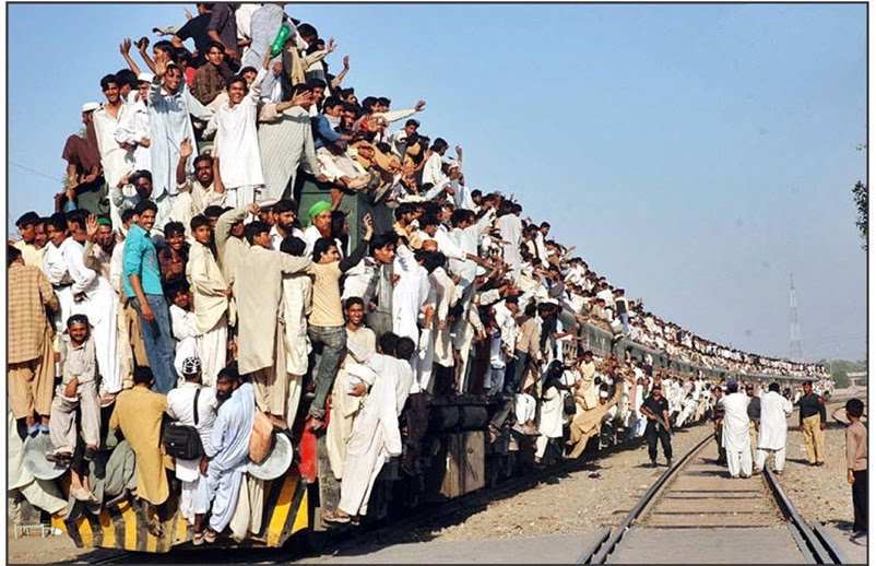 Pakistan-Funny-Railway-Crowded-Train-Dangerous.jpg